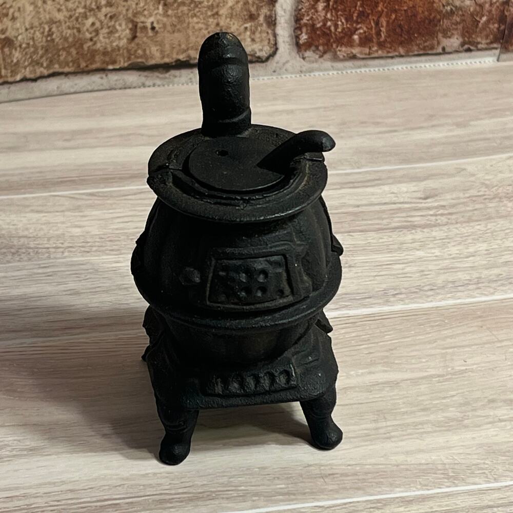 Vintage Lovely Miniature Possible Doll House Cast Iron Stove With Reovable Lid